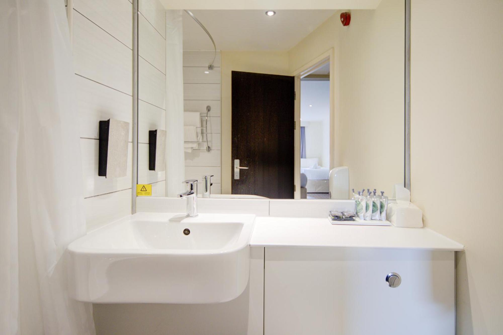 Belvilla Newport City Centre Hotel - Lifestyle المظهر الخارجي الصورة