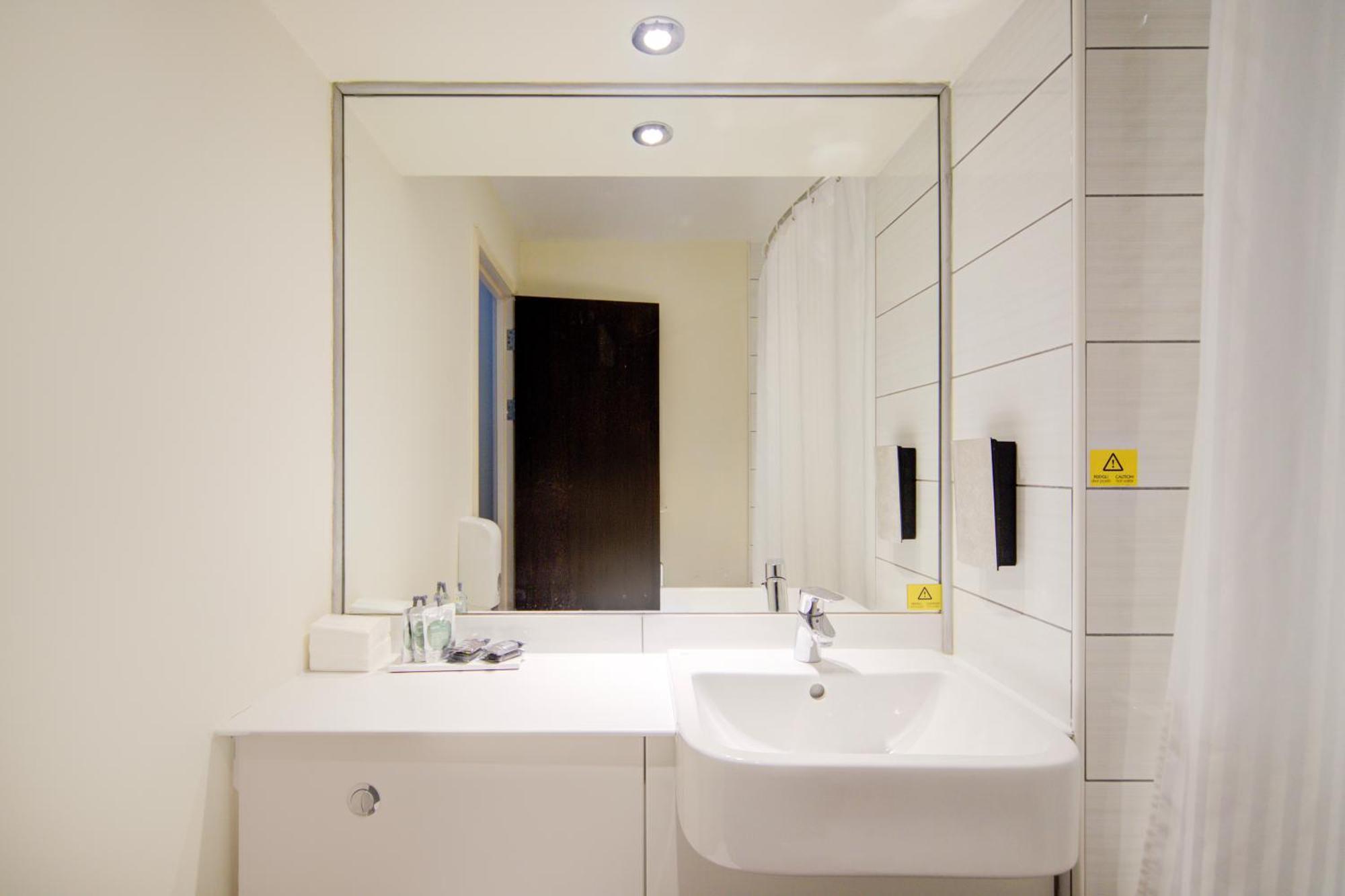 Belvilla Newport City Centre Hotel - Lifestyle المظهر الخارجي الصورة
